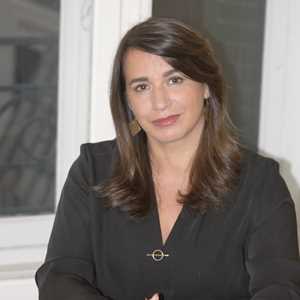 Céline, un avocat spécialisé en droit pénal à Roanne